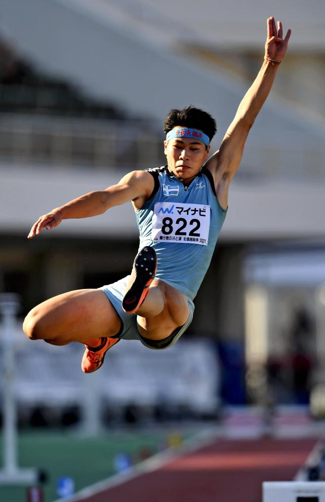 陸上男子走り幅跳びで優勝した東海大静岡翔洋・北川凱選手（２９日、福井市で）＝杉本昌大撮影