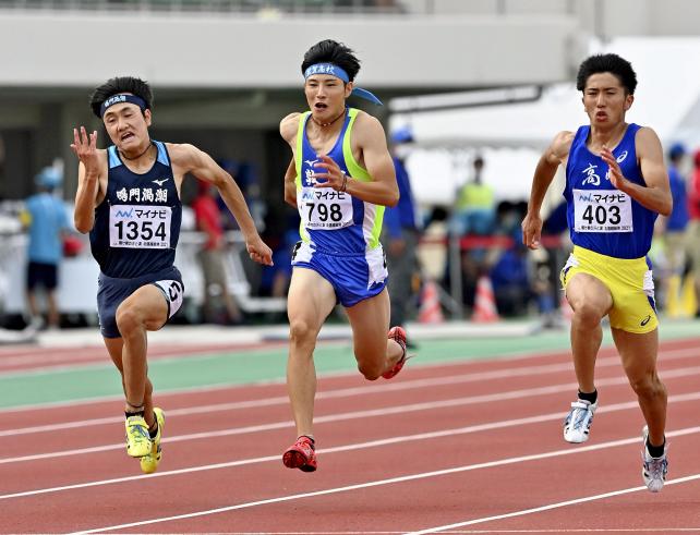 陸上男子１００メートルで３位の敦賀・愛宕頼選手（中央）（２９日、福井市で）＝杉本昌大撮影