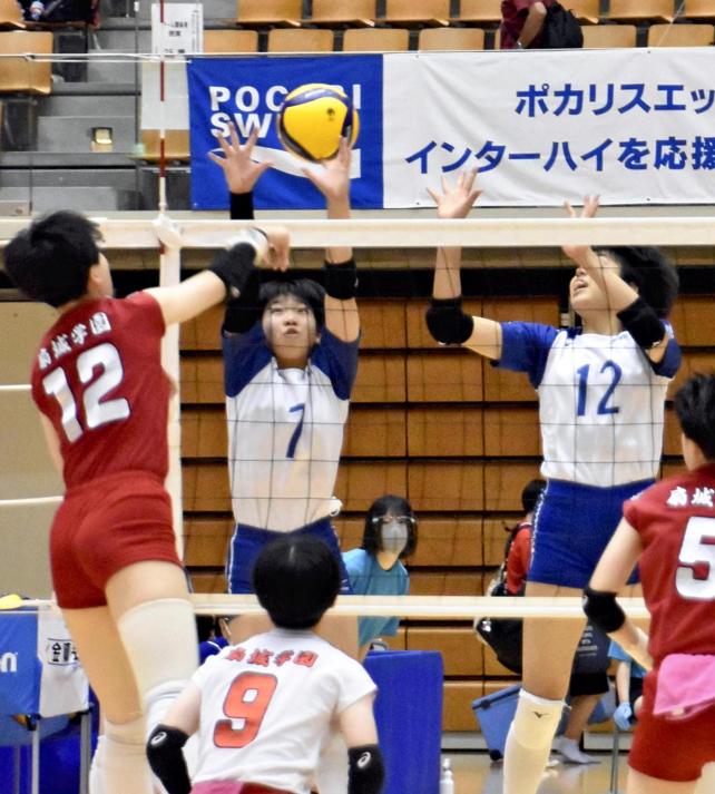 バレーボール女子決勝トーナメント２回戦、相手の攻撃をブロックする金蘭会の選手（２９日午後、金沢市で）＝石川泰平撮影