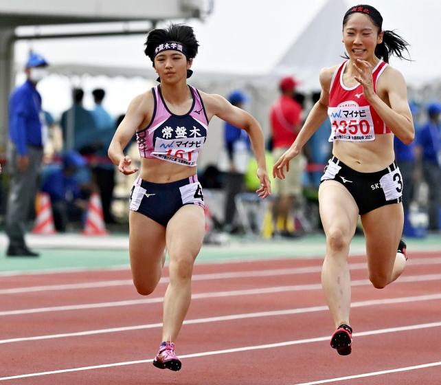 陸上女子１００メートルで４位の常盤木学園・佐藤美里選手（左）（２９日、福井市で）＝杉本昌大撮影