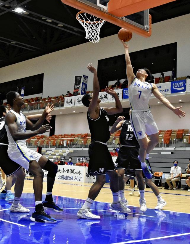 バスケットボール男子準決勝、シュートを打つ帝京長岡の選手（２９日午後、長岡市で）＝佐賀秀玄撮影