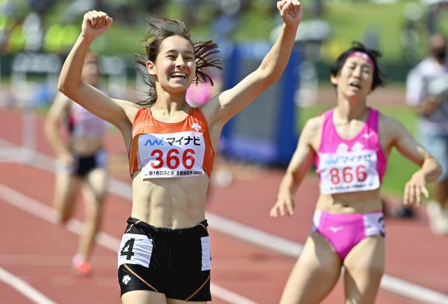 陸上女子４００メートル障害で優勝し、ガッツポーズする埼玉栄・タネル舞璃乃（３０日）＝杉本昌大撮影