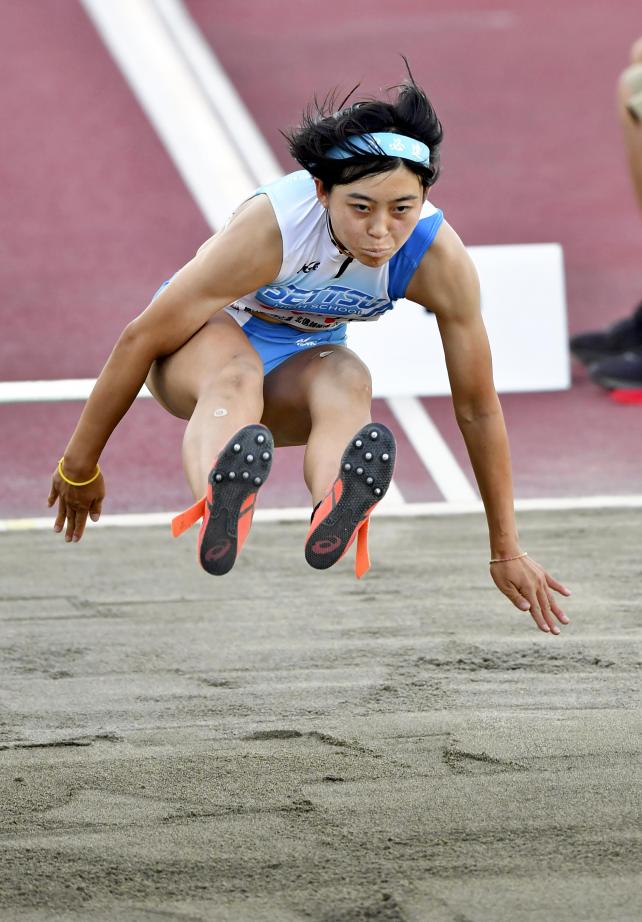 陸上女子走り幅跳びで優勝した摂津・吉田花鈴選手（３０日、福井市で）＝杉本昌大撮影