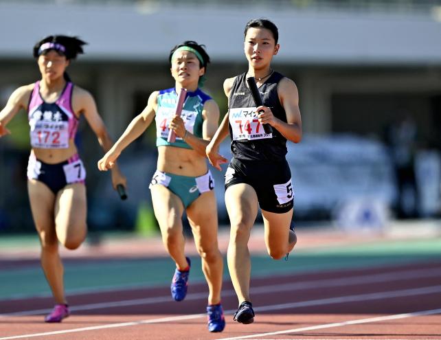 陸上女子４００メートルリレーで優勝した中京大中京のアンカー・蔵重みう選手（右）（３０日、福井市で）＝杉本昌大撮影