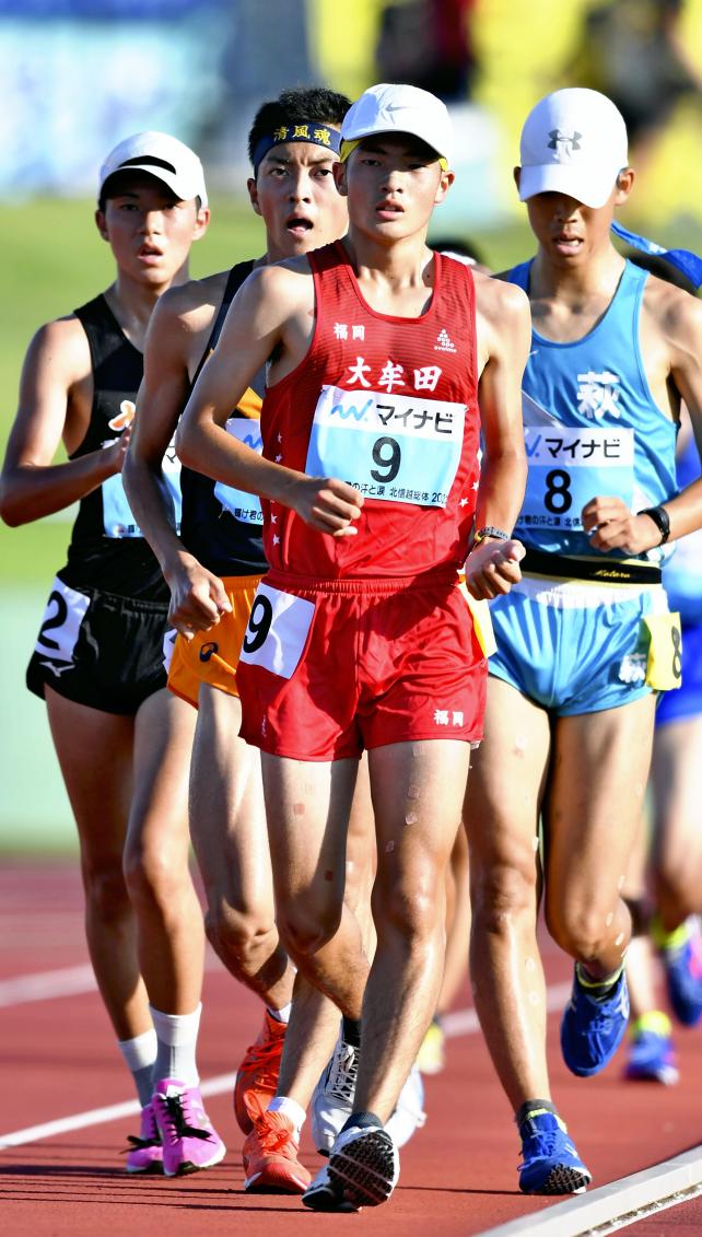 陸上男子５０００メートル競歩で優勝した大牟田・古賀文也選手（中央）（３０日、福井市で）＝杉本昌大撮影