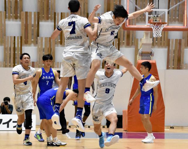 バスケットボール男子決勝、優勝が決まり、喜びを爆発させる中部大第一の選手たち（３０日、新潟県長岡市で）＝佐賀秀玄撮影