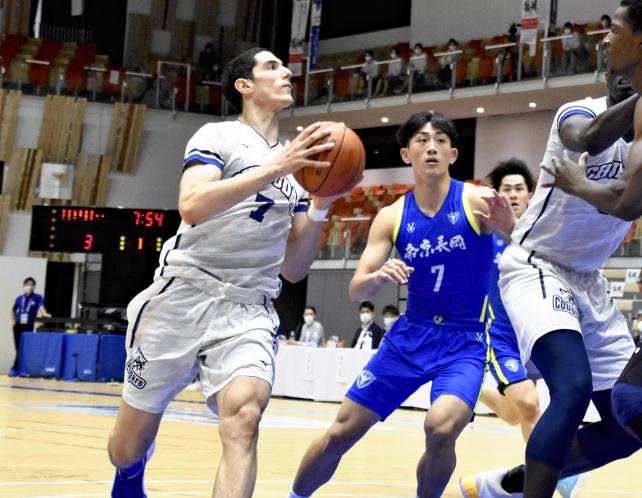 バスケットボール男子決勝、ゴールを目指して攻め込む中部大第一の選手（３０日、新潟県長岡市で）＝佐賀秀玄撮影