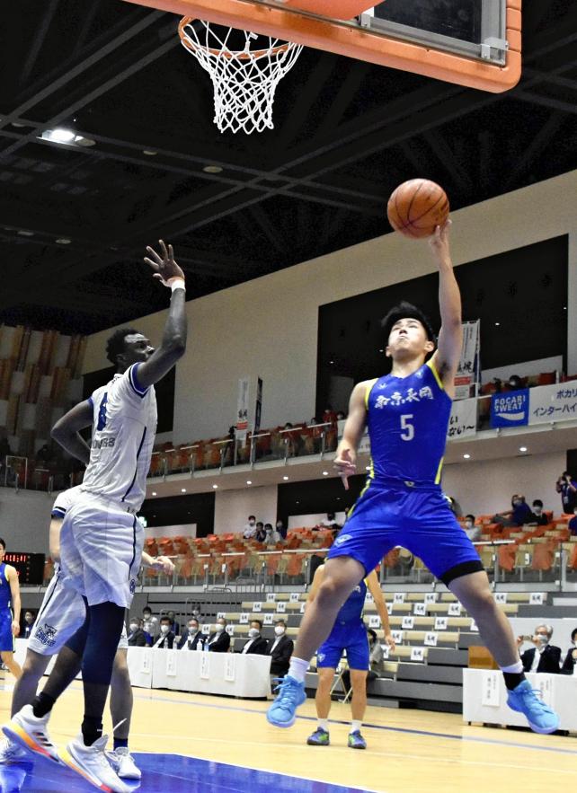 バスケットボール男子決勝、シュートを狙う帝京長岡の選手（３０日午前１０時４１分、新潟県長岡市・アオーレ長岡で）＝佐賀秀玄撮影