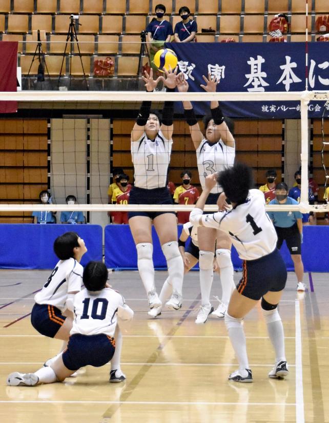  バレーボール女子決勝トーナメント３回戦、相手の攻撃をブロックする福岡女学院の選手（３０日、金沢市で）＝石川泰平撮影