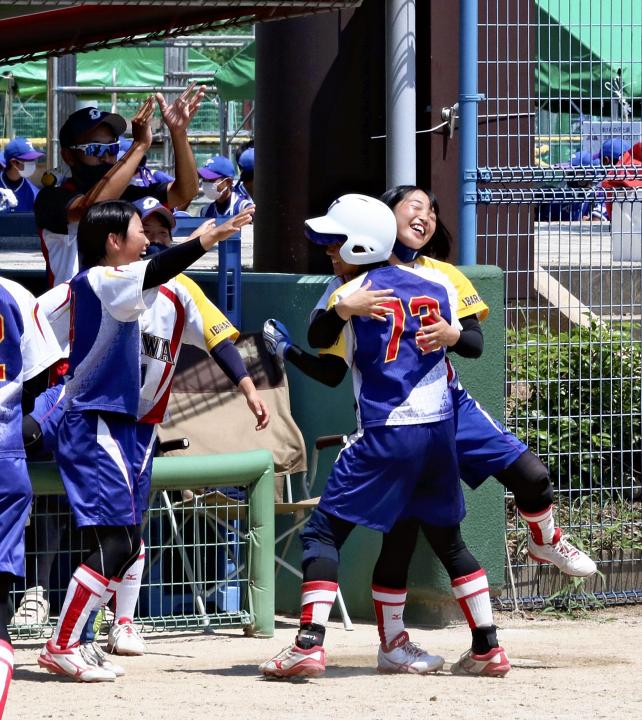 ソフトボール女子で１６強入りを決めて喜ぶ常磐大の選手ら（３０日、福井県敦賀市で）