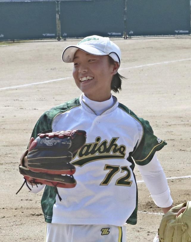 力投した大津商の浜田胡桃投手（３０日、福井県敦賀市で）