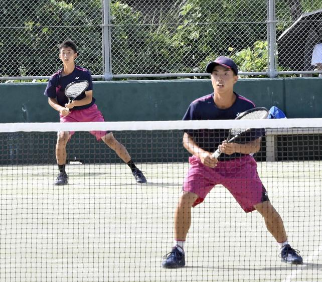 ３回戦を突破した能登の松本選手（手前）と辻花選手（３０日、能登町で）＝水野一希撮影