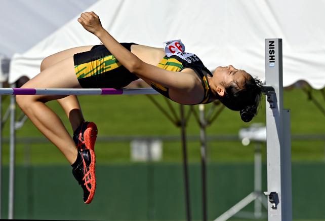 陸上女子走り高跳びで４位に入った明星学園・森崎優希選手（31日）=杉本昌大撮影