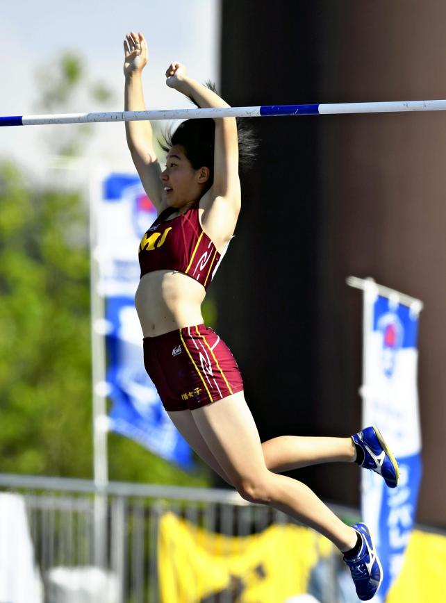 陸上女子棒高跳びを大会新記録で制した前橋女・村田蒼空選手（31日）=杉本昌大撮影