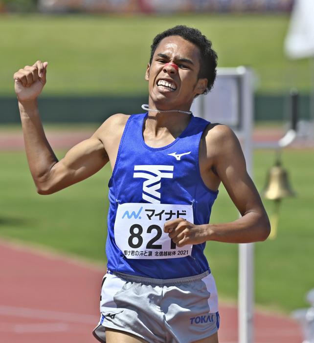 陸上男子８００メートルを大会新記録で制し、ガッツポーズする東海大静岡翔洋・兵藤ジュダ選手（31日）=杉本昌大撮影