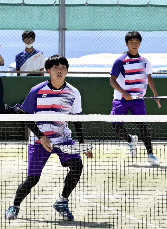 ５回戦でプレーする弘前実の竹村選手（手前）と沢田選手（31日）=水野一希撮影