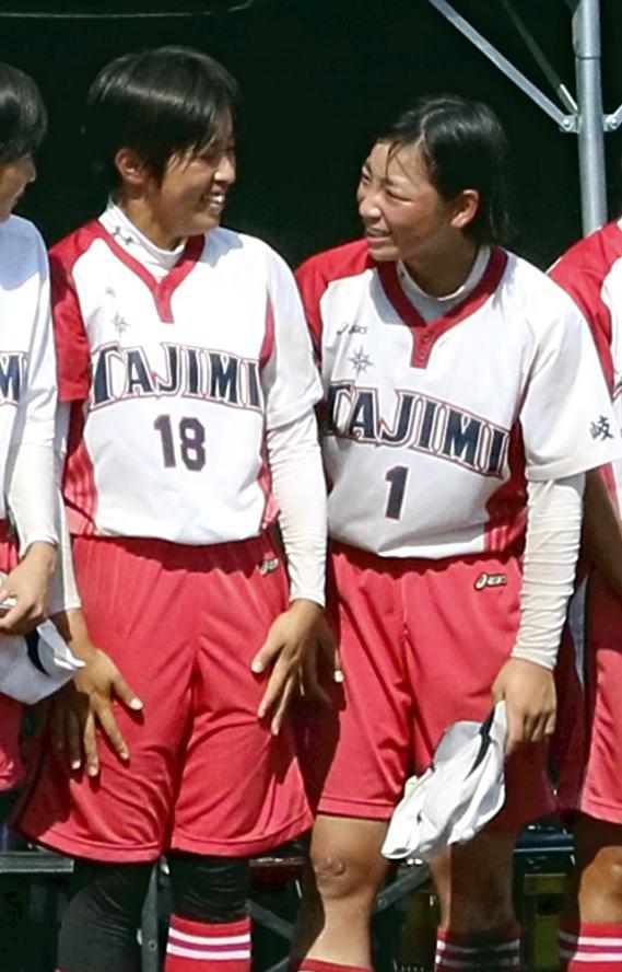 ソフトボール女子でともに好投を見せた多治見西の新屋ひなた投手（右）と伊藤瑠莉投手（31日）=高木文一撮影