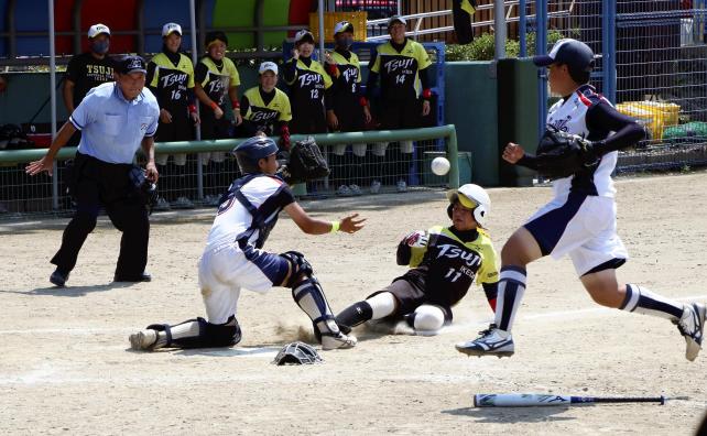 ソフトボール女子で惜敗した池田辻。７回の攻撃で１点を返した。（31日）=高木文一撮影