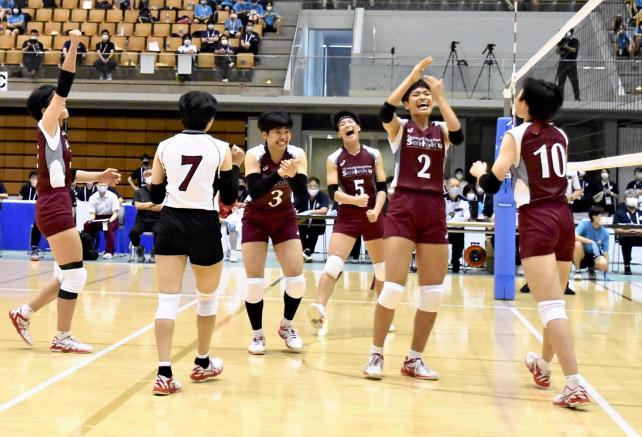 バレーボール女子決勝で得点を決め喜び合う下北沢成徳の選手ら（31日）=石川泰平撮影