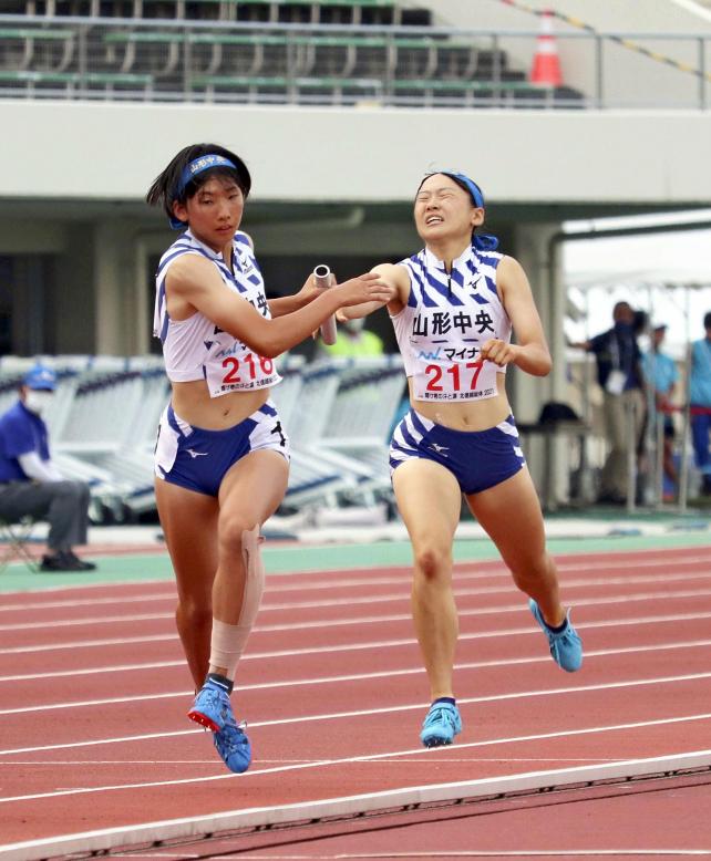 陸上女子１６００メートルリレーで７位入賞を果たした山形中央のメンバー（１日、福井市で）