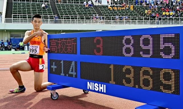 陸上男子１１０メートル障害を高校新記録で制し、電光掲示板を指さす名古屋・西徹朗（１日、福井市で）＝杉本昌大撮影