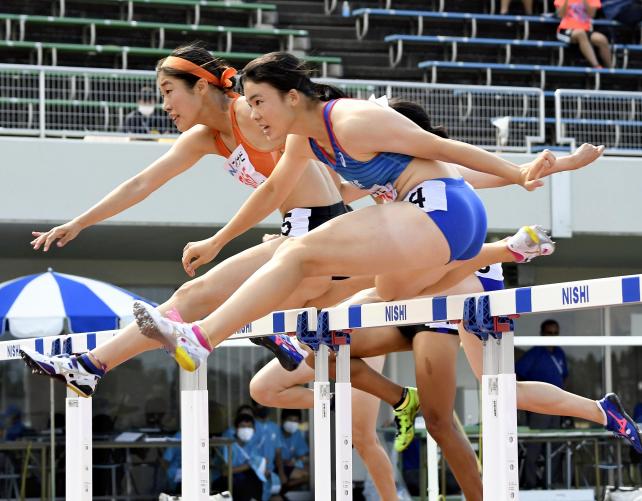 陸上女子１００メートル障害で、準優勝した広島皆実・浅木選手（手前）（１日、福井市で）＝杉本昌大撮影