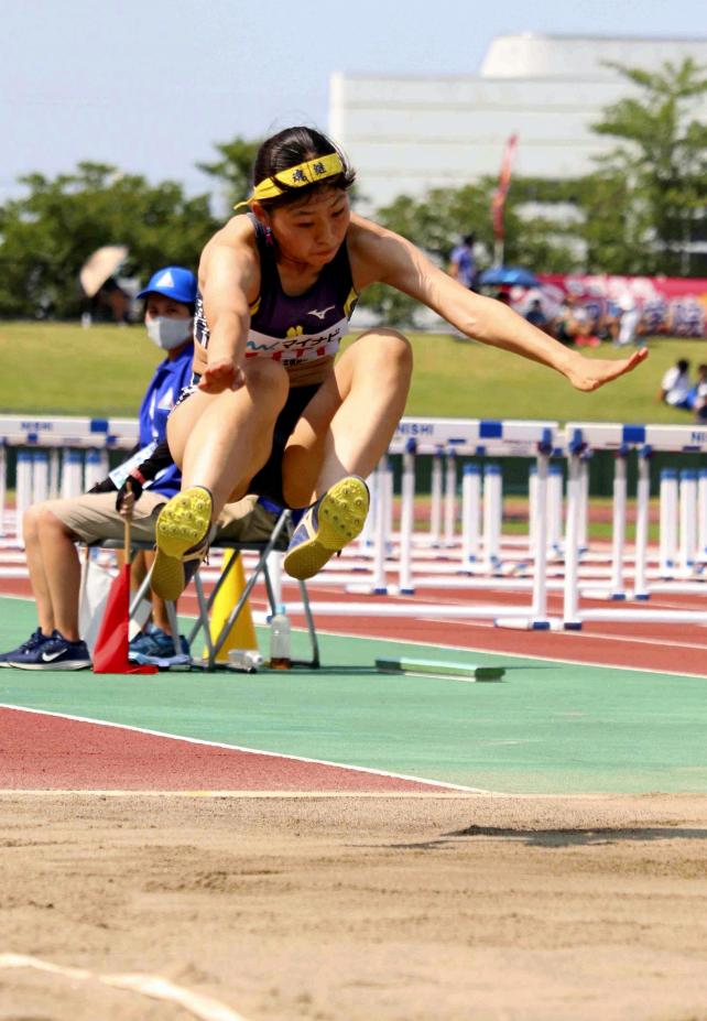 陸上女子三段跳びで準優勝した松山北・世良選手（１日、福井市で）