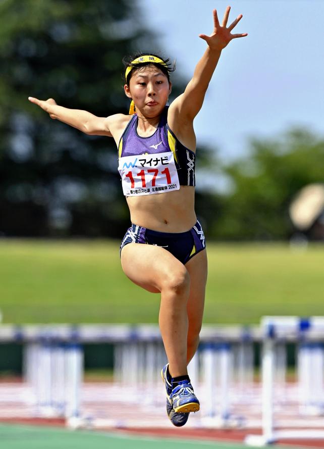 陸上女子三段跳びで準優勝した松山北・世良選手（１日、福井市で）＝杉本昌大撮影