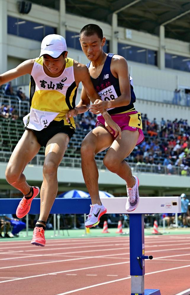 陸上男子３０００メートル障害決勝、競り合いながら障害を越える選手（１日、福井市で）＝杉本昌大撮影