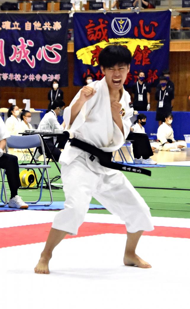 少林寺拳法の単独演武で優勝したルーテル学院・森本勇己選手（１日、長野県佐久市で）