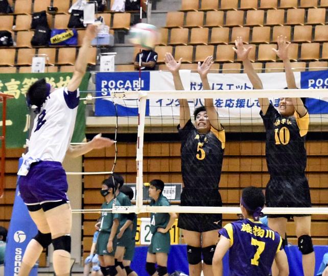 バレーボール男子、相手の攻撃をブロックする鎮西学院の選手