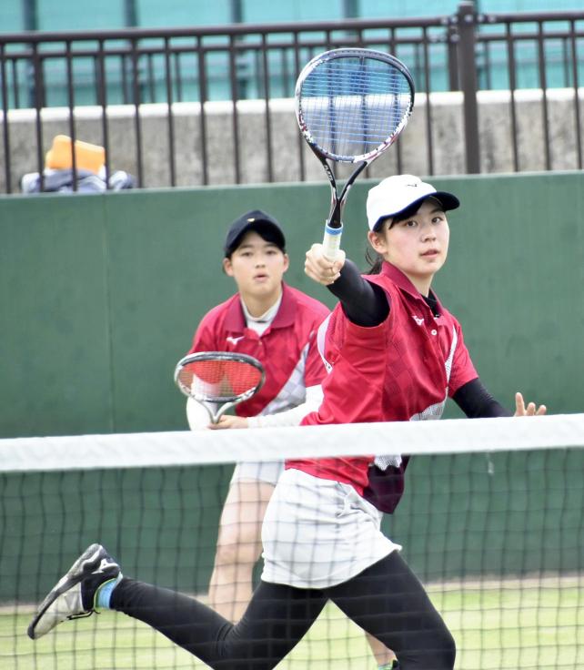 ソフトテニス女子個人３回戦でプレーする羽黒の小林選手（手前）と福島選手