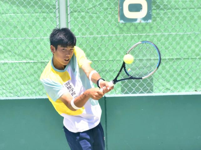 テニス男子団体に出場した海星学院・小笠原陸選手