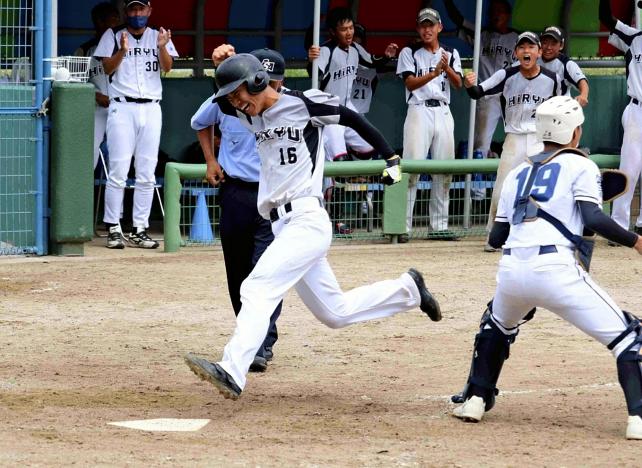 ソフトボール男子で、生還する飛龍・新村健太選手