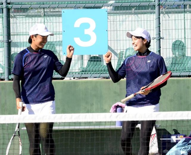 ソフトテニス女子個人で優勝した京都光華の寺沢（左）、北川組