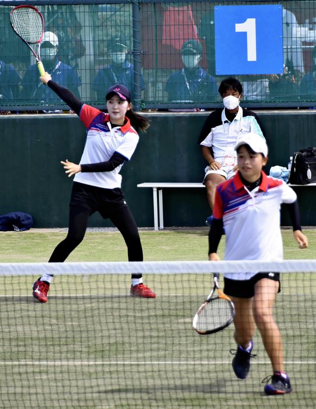 ソフトテニス女子個人の４回戦でプレーする秋田北の高貝選手（手前）と山内選手