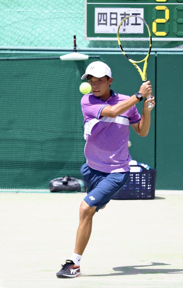 テニス男子団体でプレーする四日市工・真田将吾選手