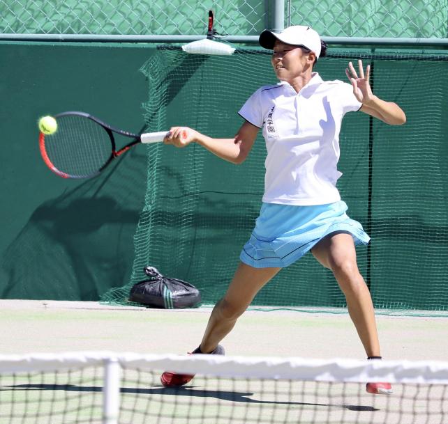テニス女子団体の準決勝でプレーする松商学園・中山友里選手