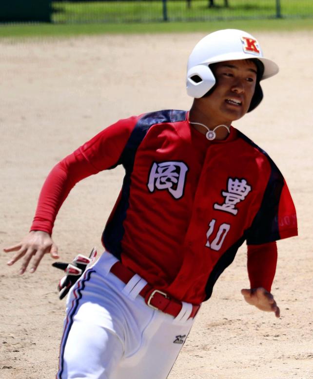 ソフトボール男子２回戦に出場した岡豊の望岡海詩主将