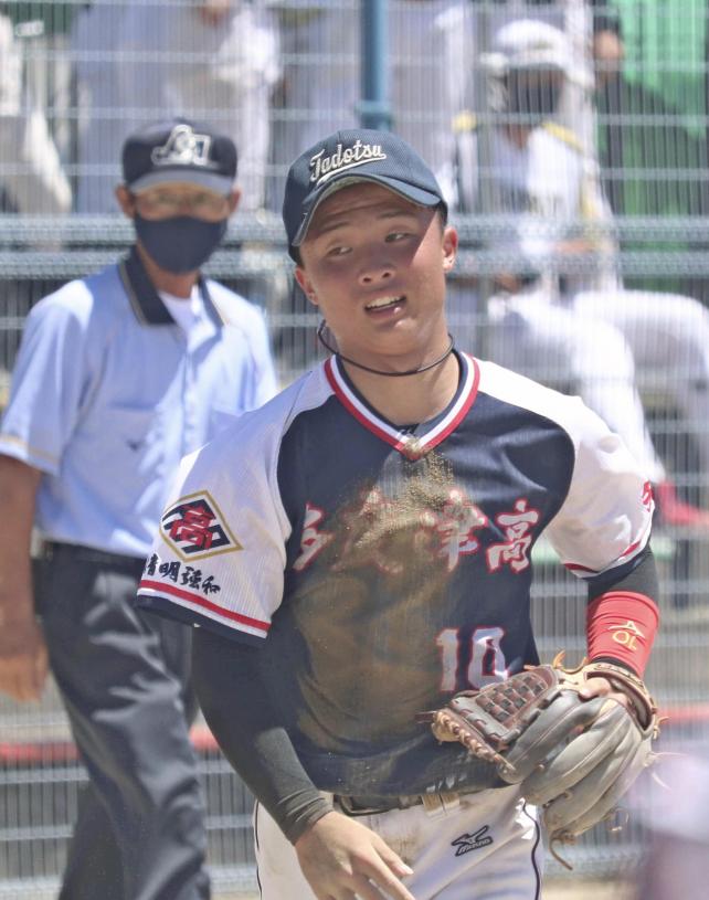 ソフトボール男子２回戦に出場した多度津の西原陽平主将
