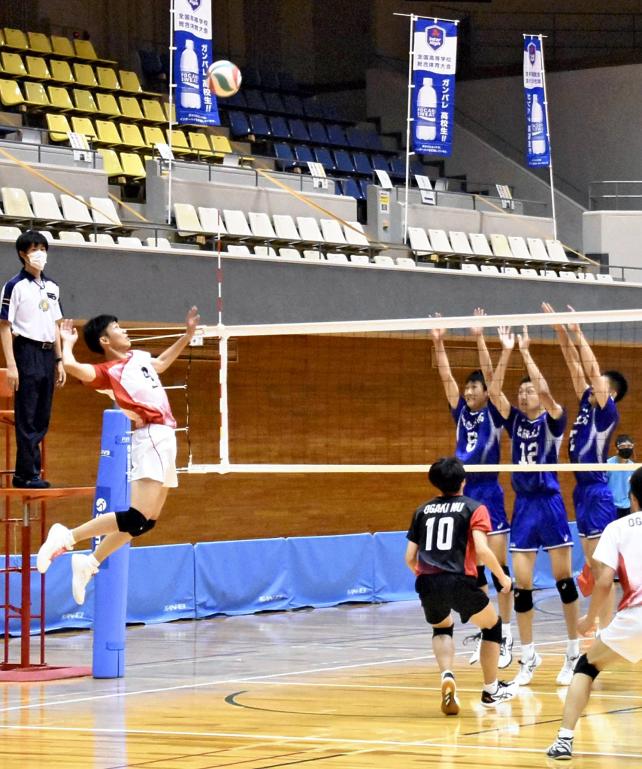 バレーボール男子決勝トーナメント２回戦、スパイクを放つ大垣日大の選手