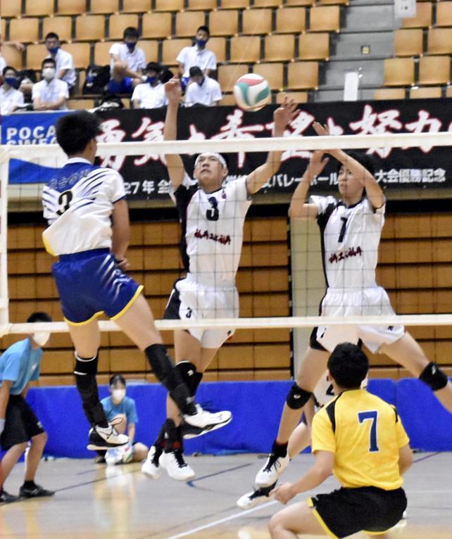 バレーボール男子準々決勝、相手の攻撃をブロックする福井工大福井の選手