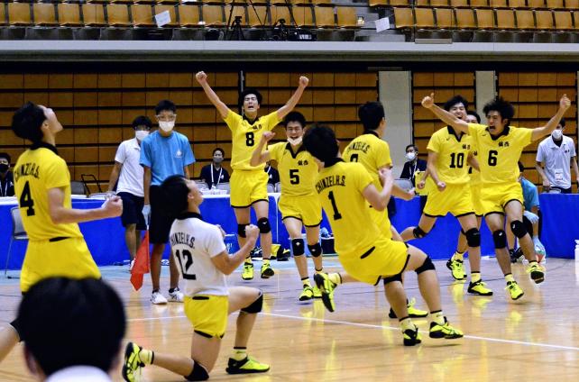 バレーボール男子で優勝を決め、喜ぶ鎮西の選手たち