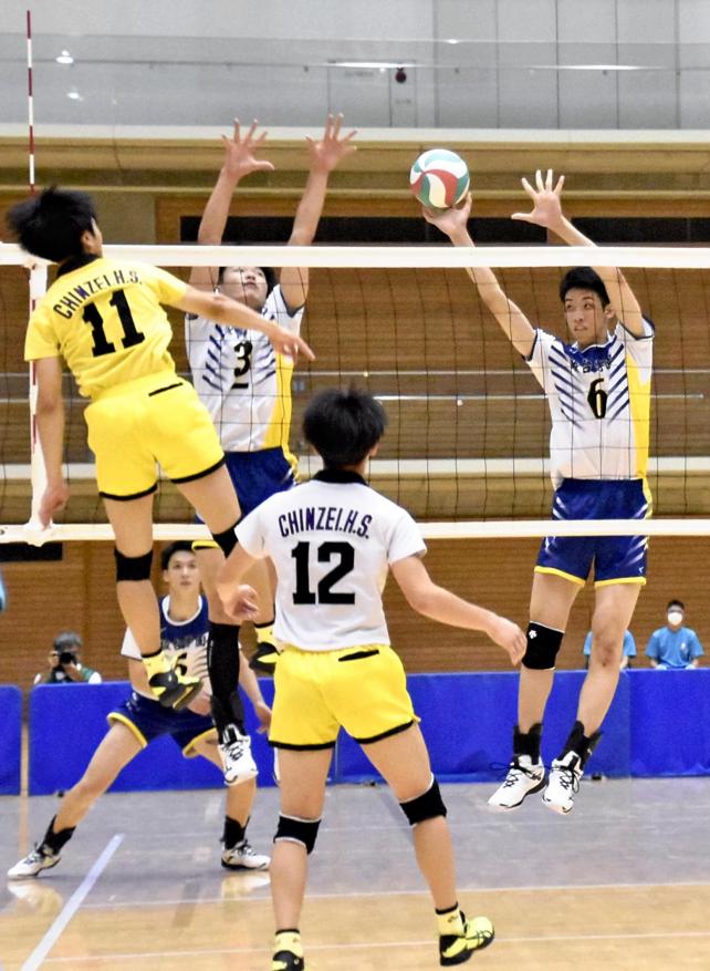 バレーボール男子決勝で、相手の攻撃をブロックする駿台学園の選手