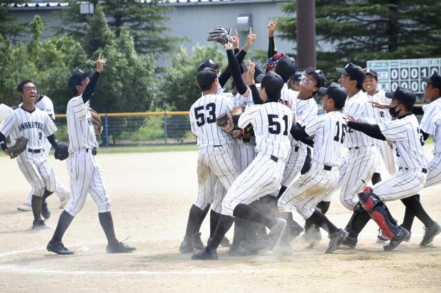 ソフトボール男子　優勝を決め、マウンドに集まる大村工の選手たち