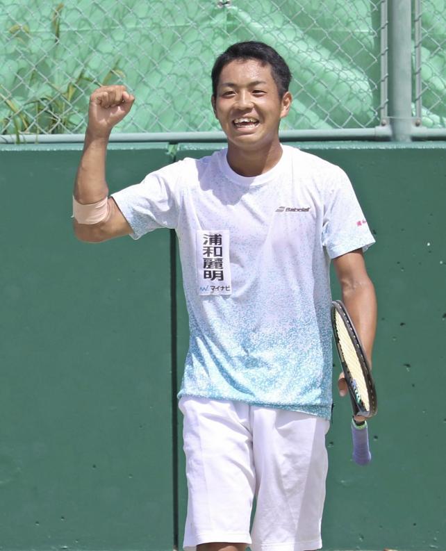 テニス男子シングルスの決勝で優勝が決まり、ガッツポーズをする小泉熙毅選手
