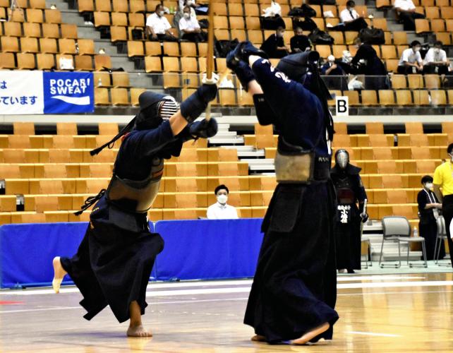 剣道女子個人の３回戦で飛び込みメンを打つ弓選手（左）