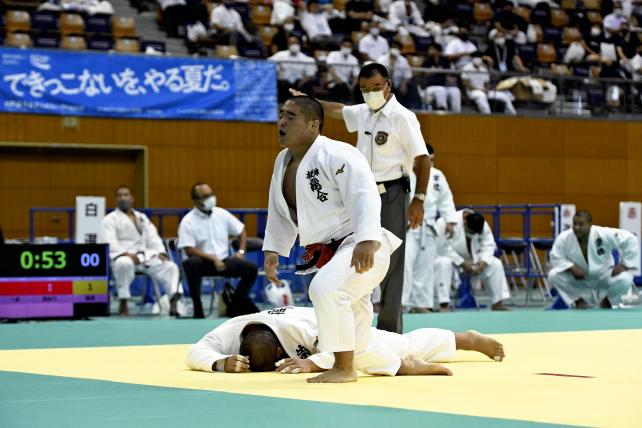柔道男子団体決勝で、合わせ技一本で勝利した木更津総合の清水選手（手前）