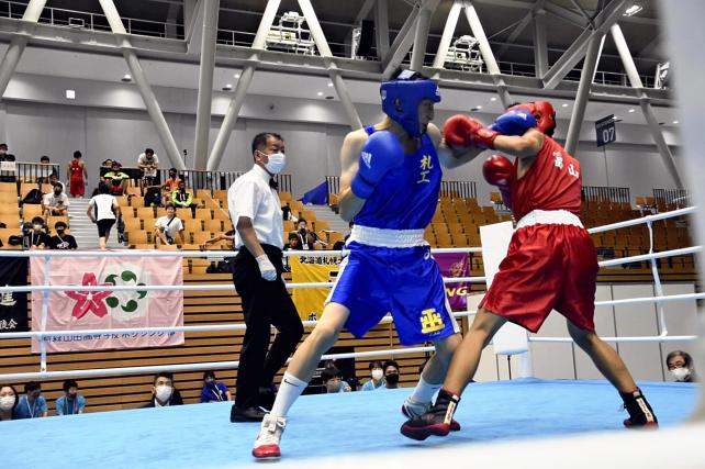 ボクシングフライ級で果敢に攻め込む佐藤選手（左）