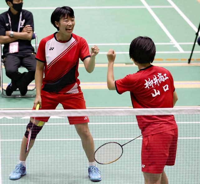 バドミントン女子団体で優勝した、柳井商工のダブルスの水津愛美（左）、明地陽菜組＝橘薫撮影